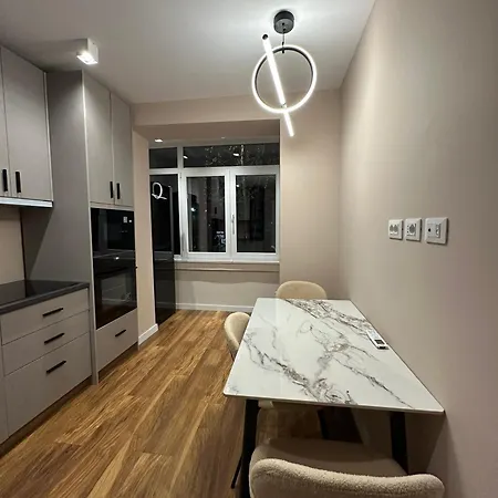 Tiranaglowapartament شقة تيرانا