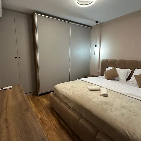Tiranaglowapartament شقة *